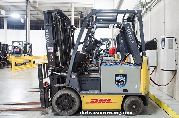 Khi sạc ắc quy xe nâng điện Rocket phải tuân thủ theo khuyến cáo của nhà sản xuất.